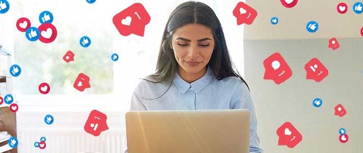 امرأة على كمبيوتر محمول مع وسائل التواصل الاجتماعي تحبها وتحبها