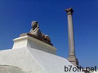 عمود السواري، وتمثال من الجرانيت يشبه أبو الهول.