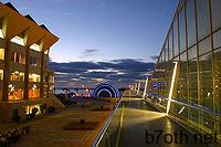 ساحة المكتبة وقت الغروب.