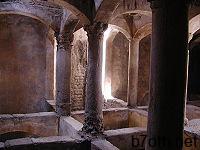 صورة من داخل إحدى المقابر