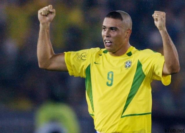 اعتذر رونالدو نازاريو لجميع الأمهات عن قصة شعره