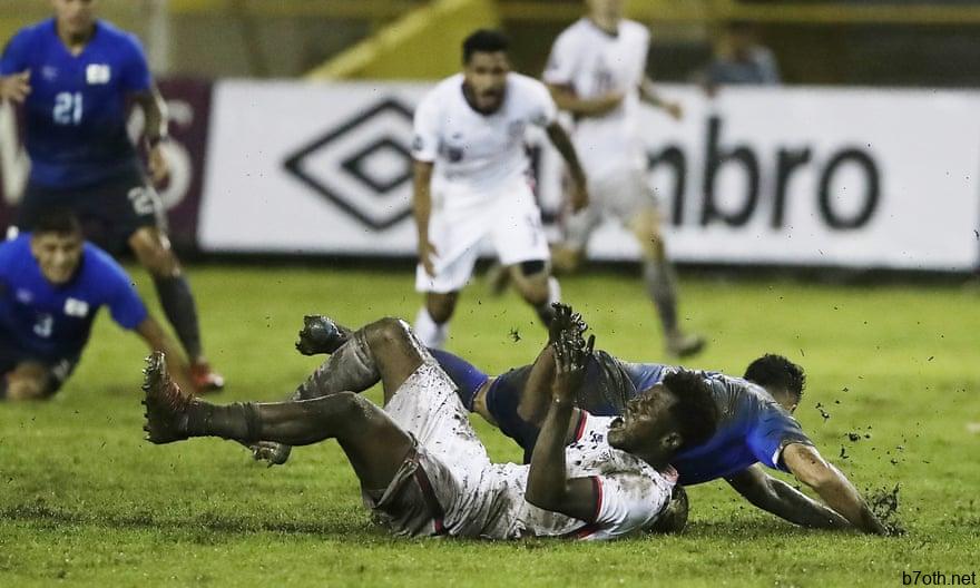 الأمريكي يونس موسى على ظهره في الوحل خلال قرعة يوم الثلاثاء في السلفادور.