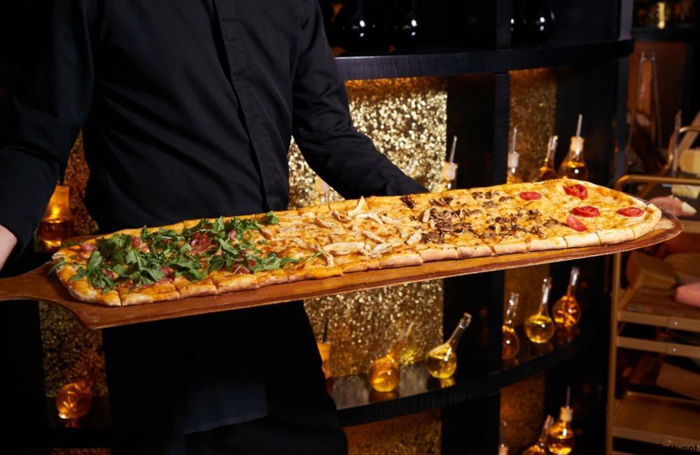 Eat Pizza By The Metre ©Gecko Studio/Shutterstock.com