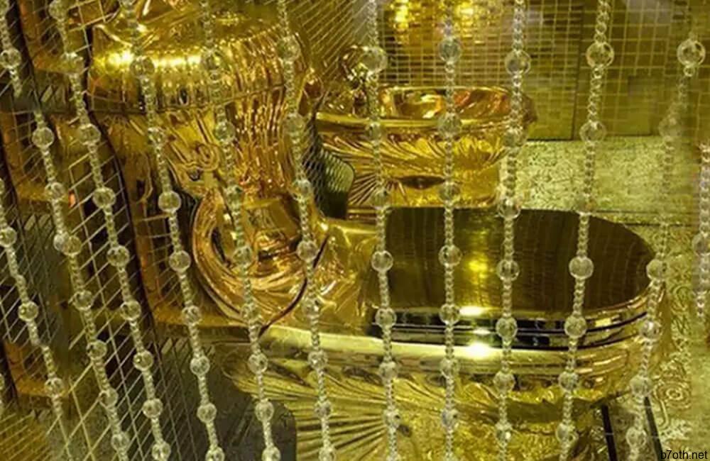 Gold Toilets @dgagloop / Twitter.com