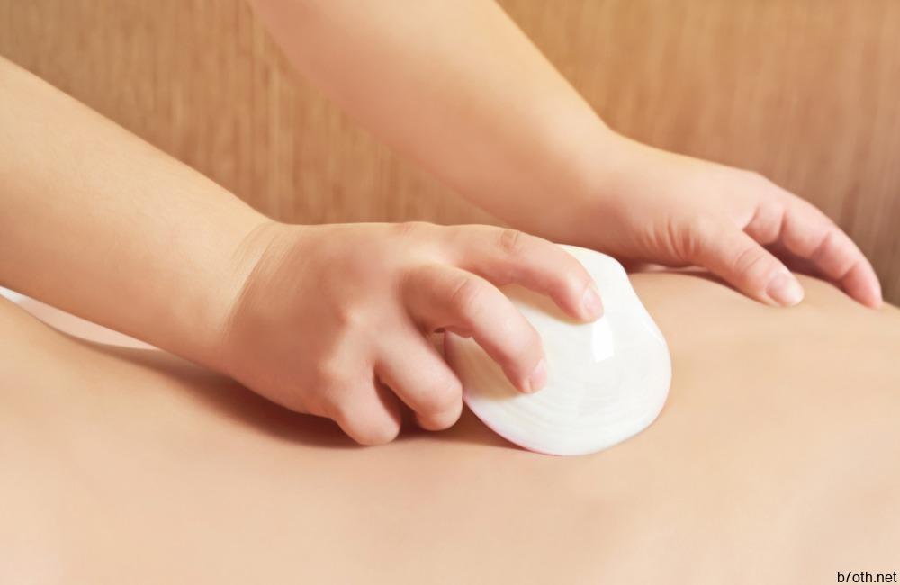 Lava Shell Massage ©Adam Otvos/Shutterstock.com