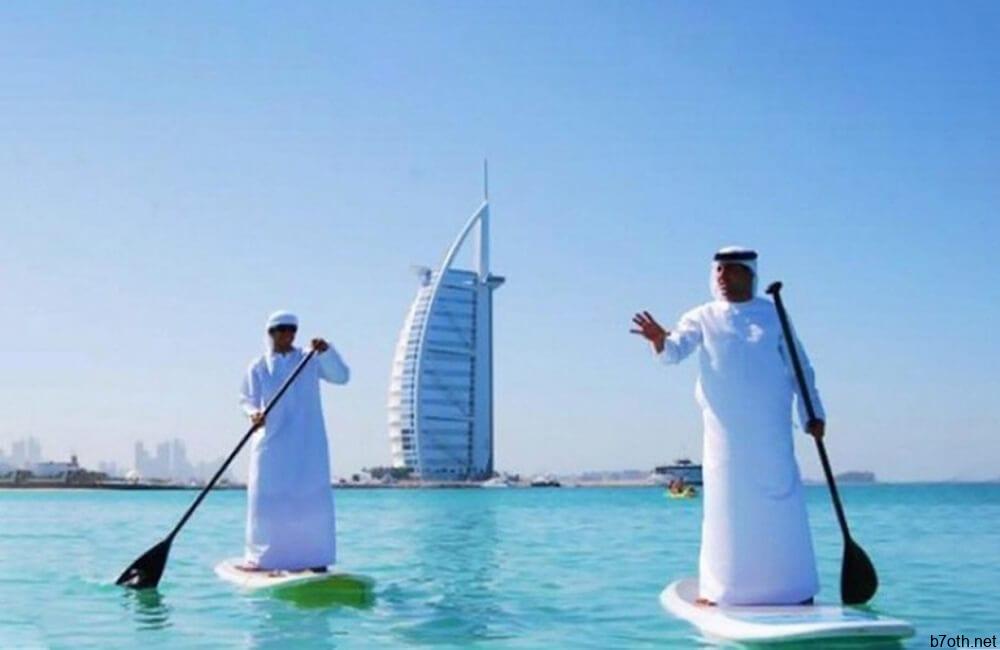 Surfing in Emirati Fashion @luisaden / Pinterest.com